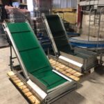 Massor av vinkeltransportband